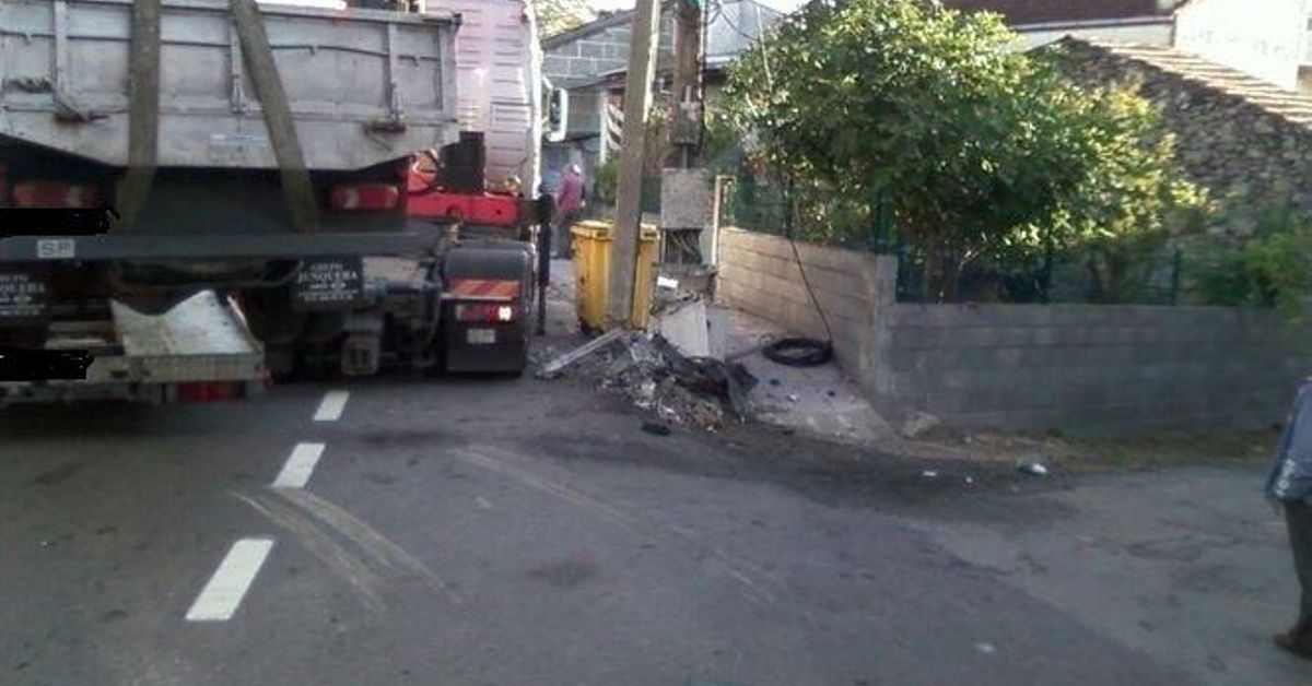 Se queda dormido al volante del camión y choca contra la acera