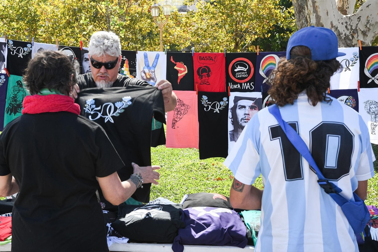 EuropaPress_7390442_varias_personas_vigilia_50_aniversario_golpe_estado_argentina_23_marzo_2026