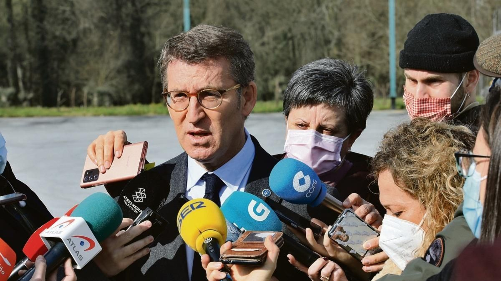 Núñez Feijóo, atendiendo a los medios de comunicación durante su visita a Ourense.