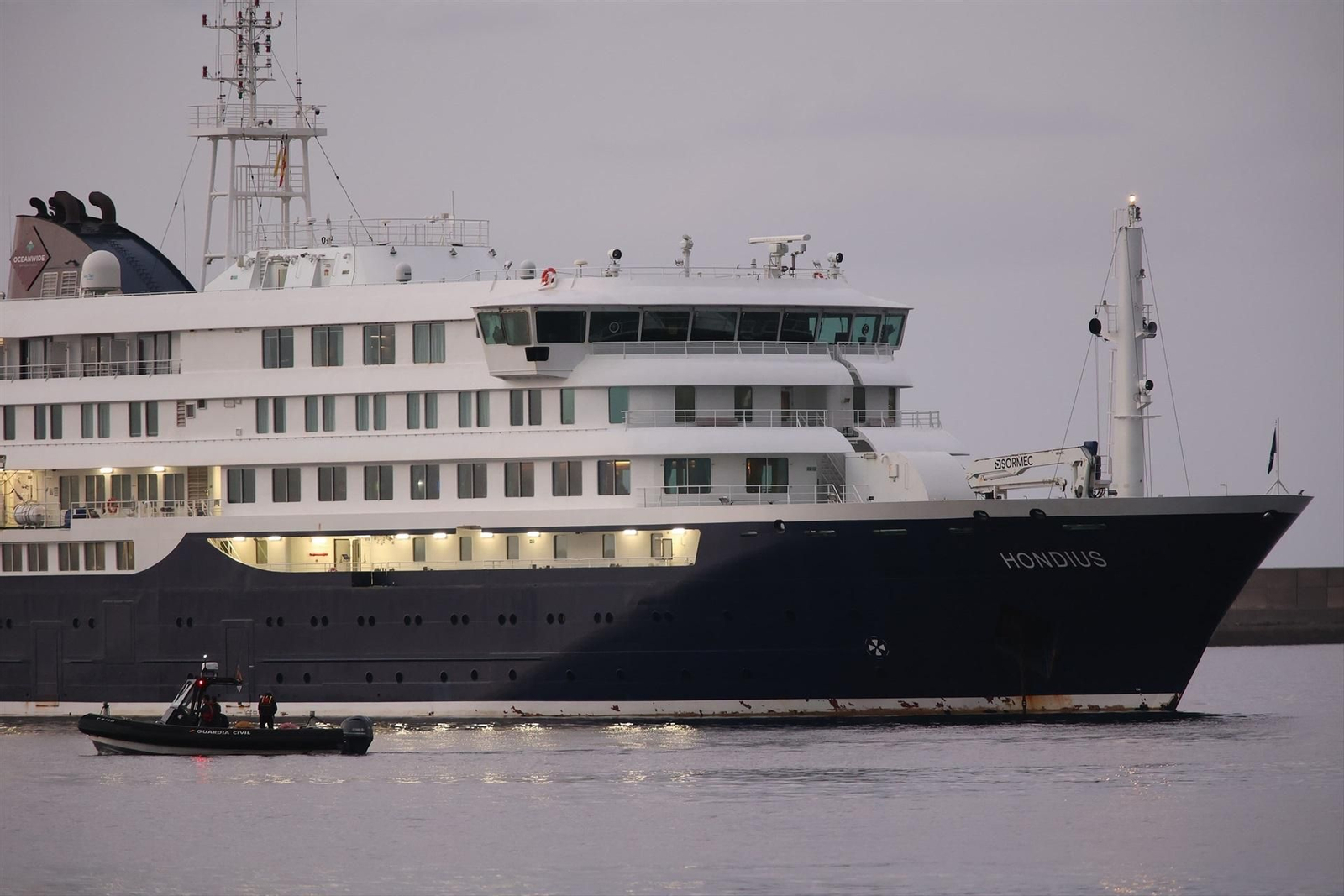 El crucero MV Hondius fondea cerca del puerto de Granadilla, a 10 de mayo de 2026, en Granadilla de Abona, Tenerife,