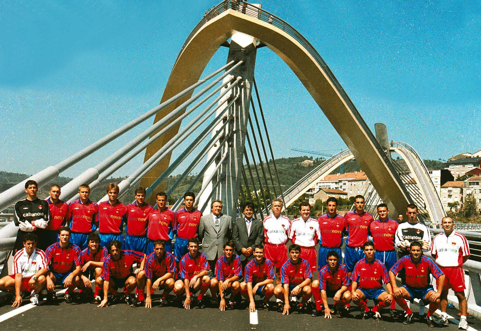 La construcción del emblemático Puente del Milenio hace 25 años cambiaba el skyline de Ourense, en fotos