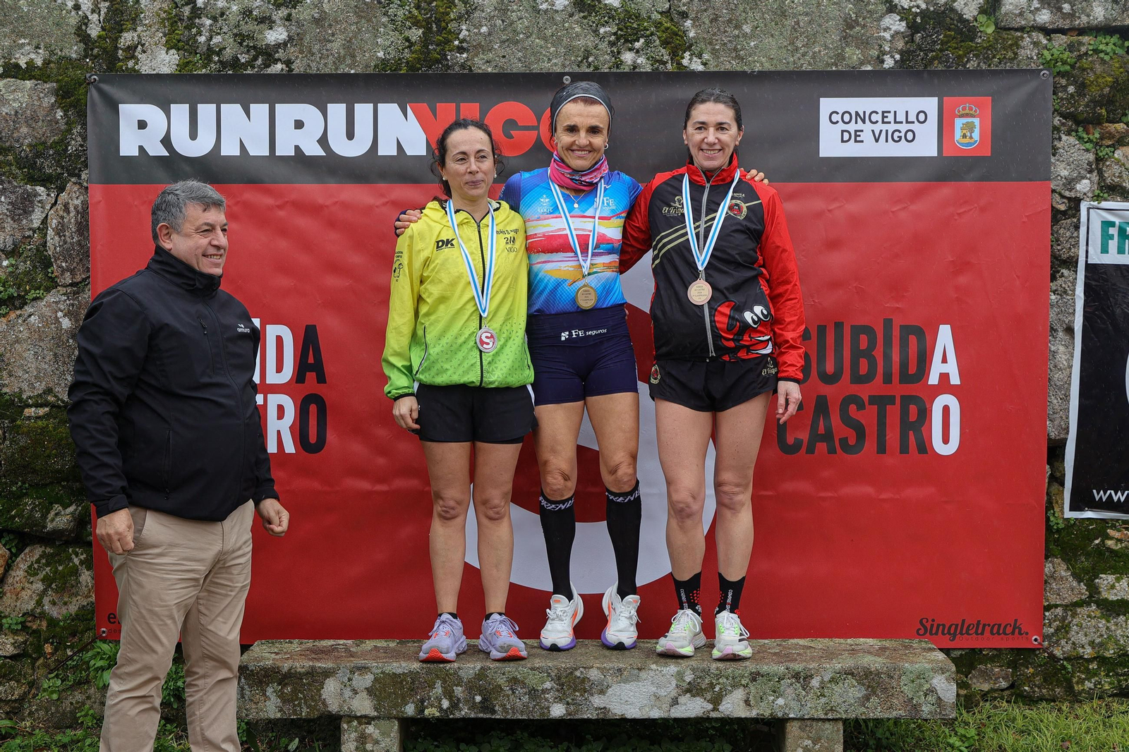 Galería | Cientos de atletas aguantan la lluvia en la Subida ao Castro