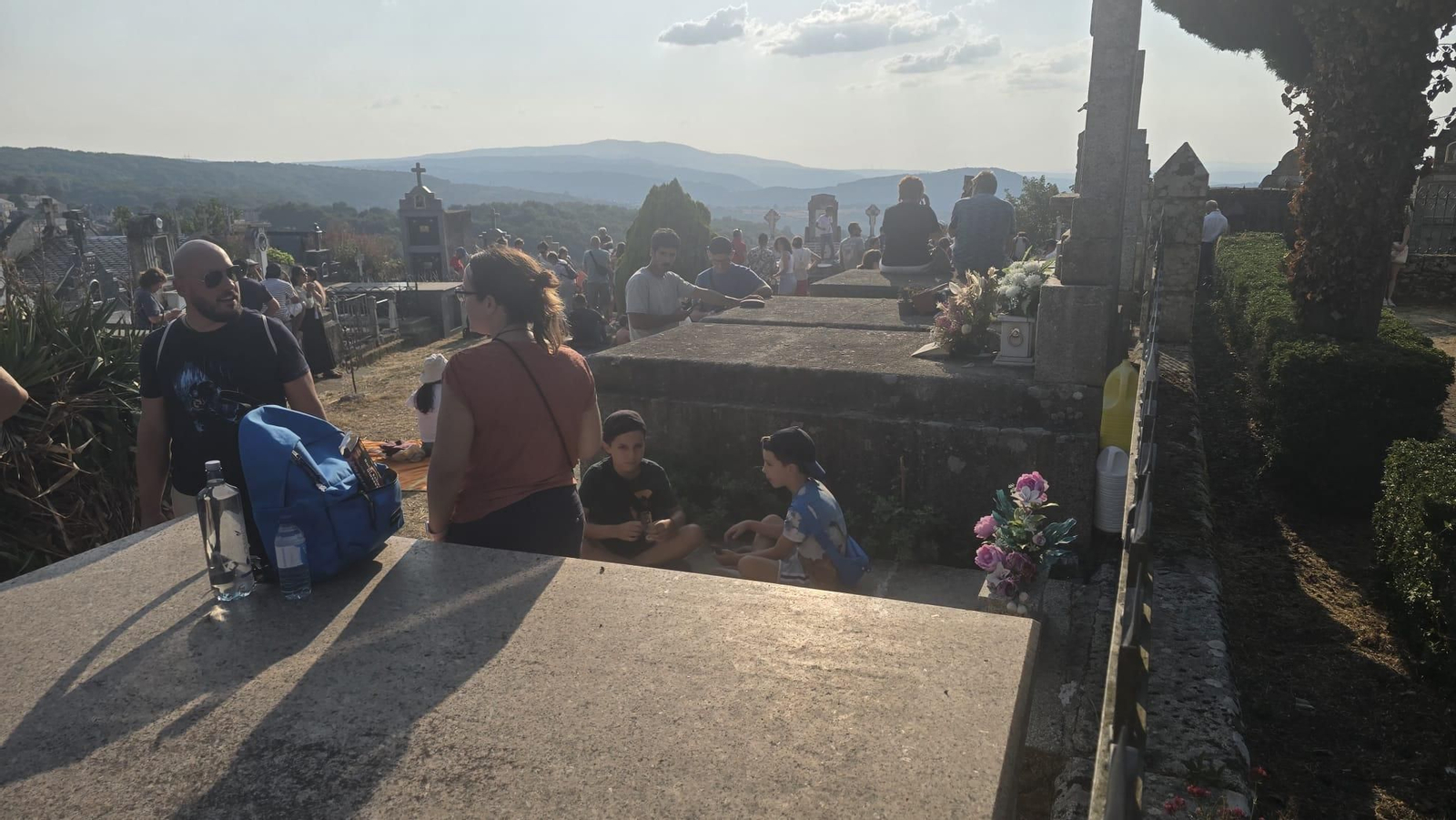 Galería | Un cementerio para mirar al cielo: un silencioso mirador para el eclipse total solar