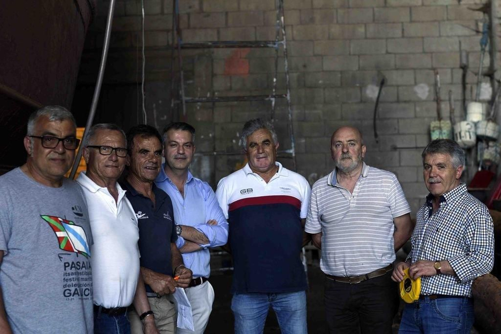 De la Gándara con algunos de los integrantes del equipo del astillero del Pasaje durante la visita.
