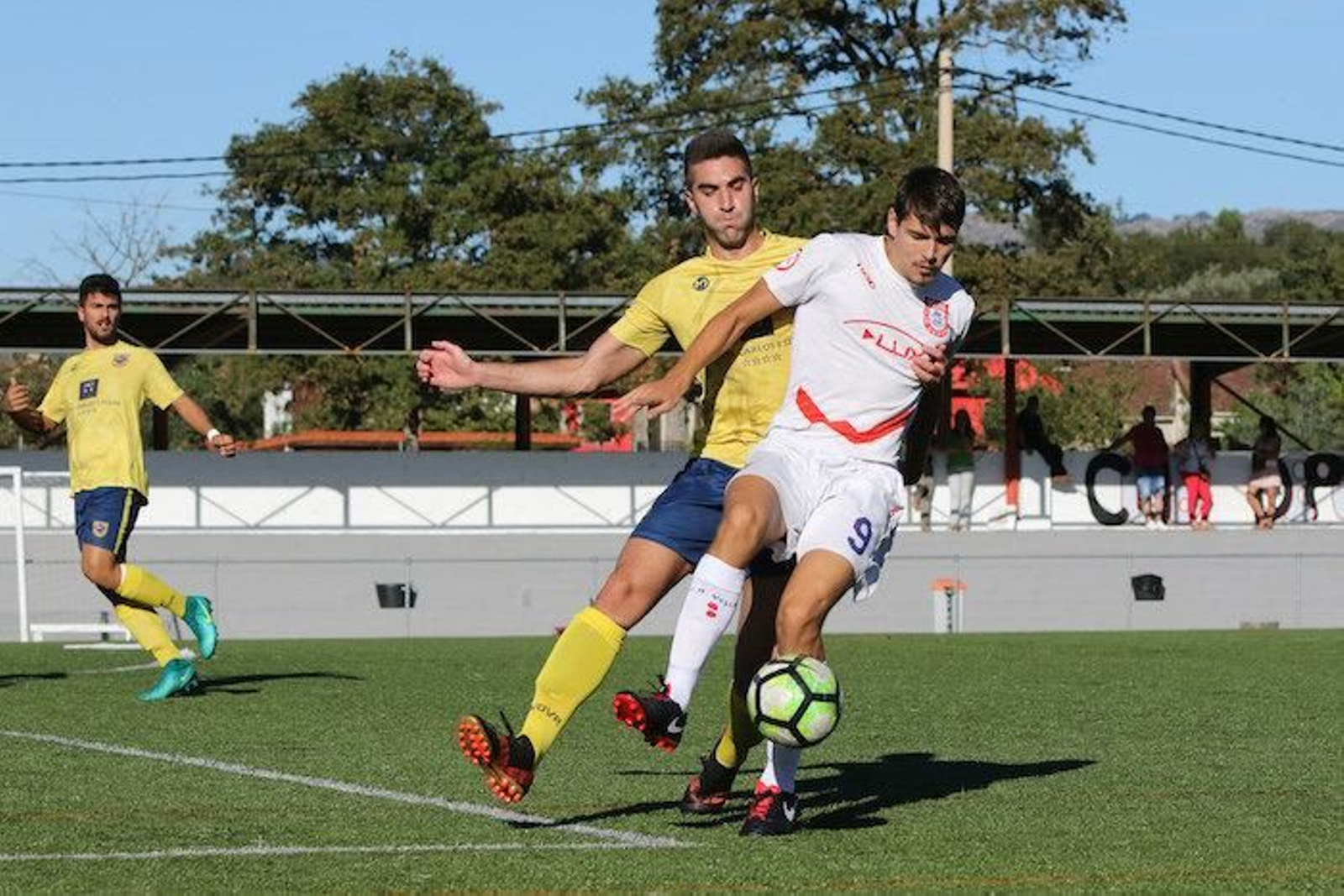 Adrián, del Velle, protege el esférico.