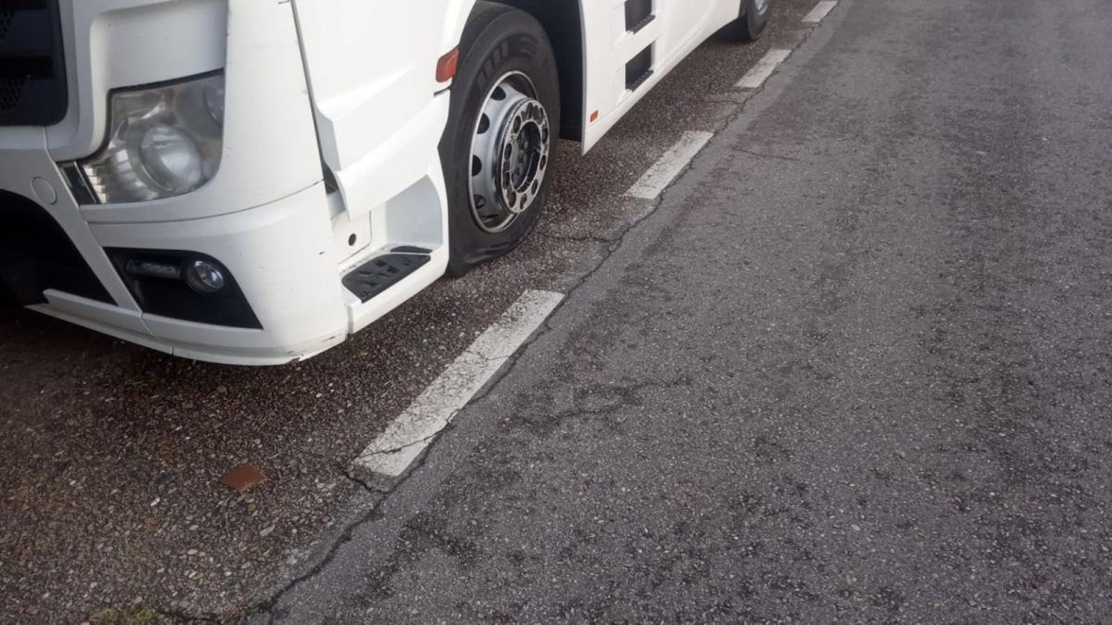 Ruedas pinchadas en camiones en O Porriño.