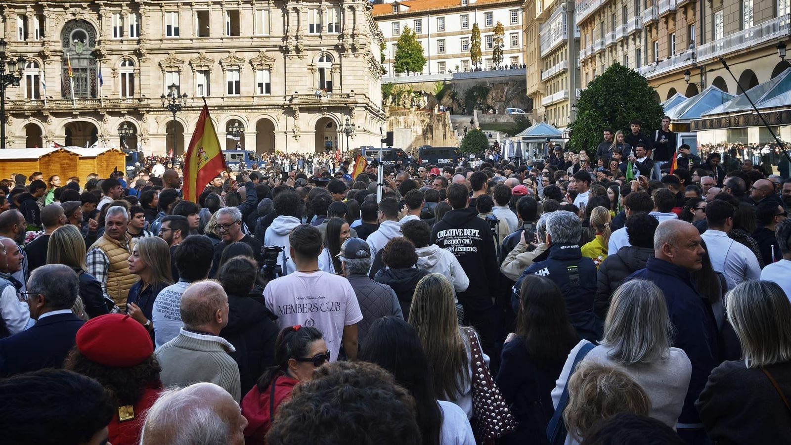 La plaza de María Pita en A Coruña con manifestantes y simpatizantes de Vox.