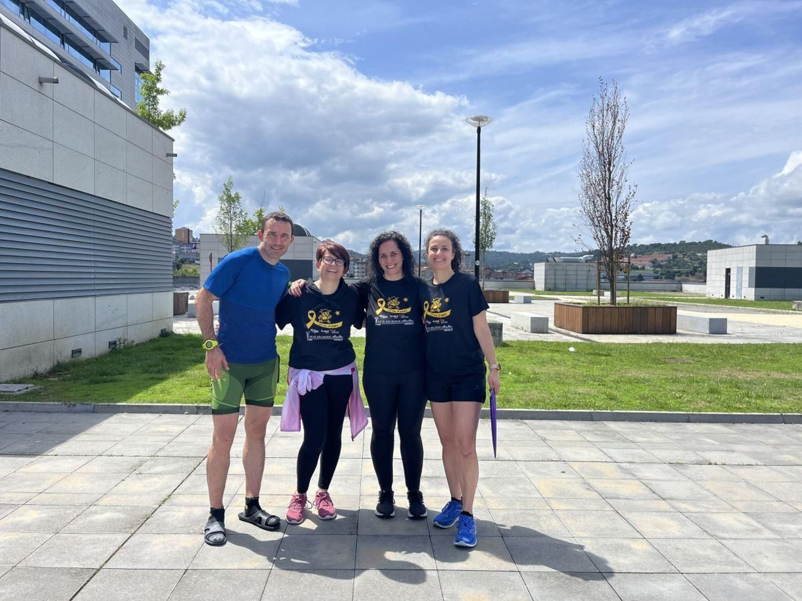 Toño, Monse, Montse y Victoria, voluntarios de la caminata solidaria.