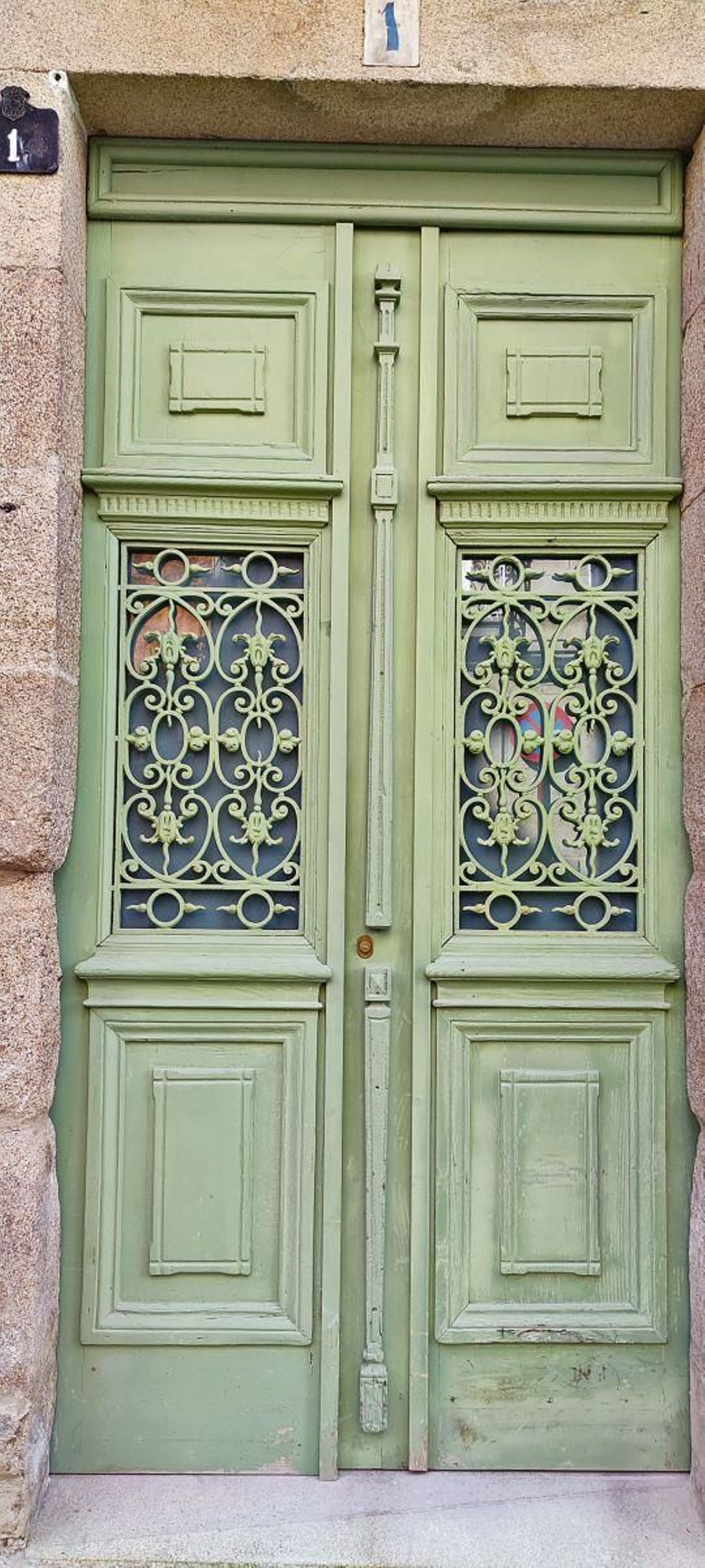 En la calle del Baño, combinación de madera y herrería que permite pasar el aire, la luz y ver la calle