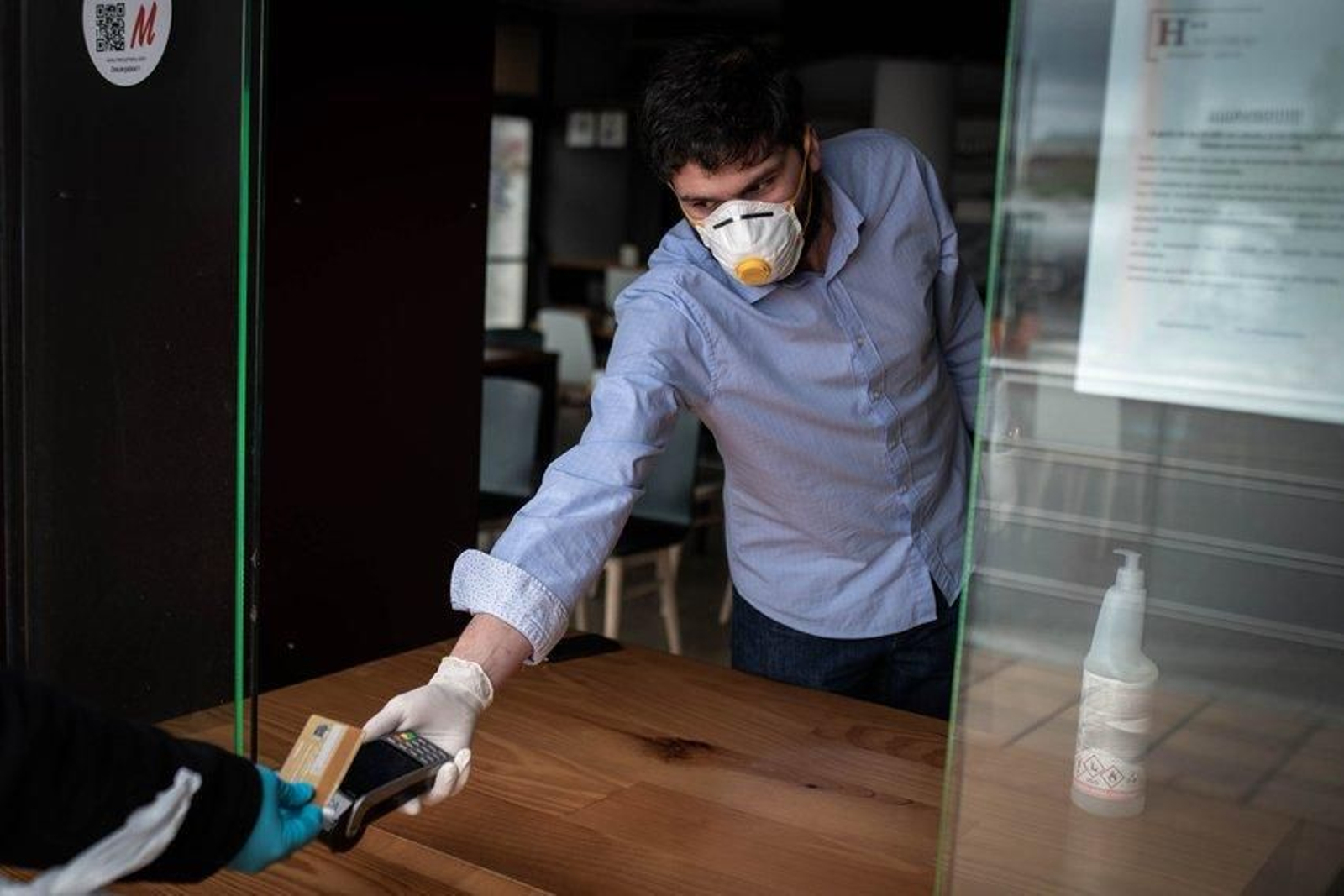 Iván Losada realiza los preparativos en el Hotel San Cibrao para ofrecer voluntariamente comida y bebidas calientes para llevar.  Foto: Óscar Pinal.