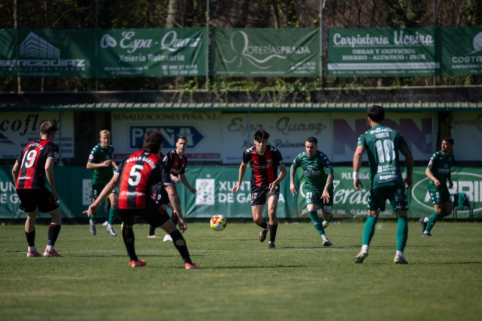 Galería | El Arenteiro cae en una tarde soleada de Domingo de Pascua en Espiñedo (1-2)