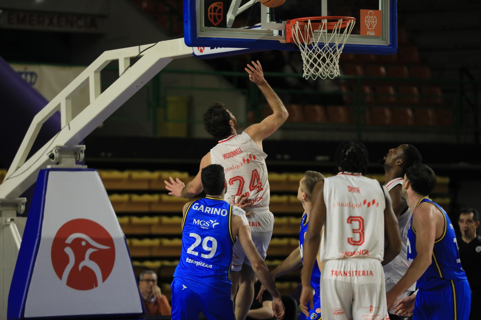 Galería | El Pazo disfruta de un sábado de baloncesto y Entroido