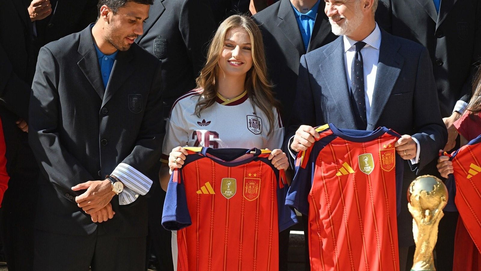 La princesa Leonor y el rey Felipe posan con las camisetas de la selección en la recepción