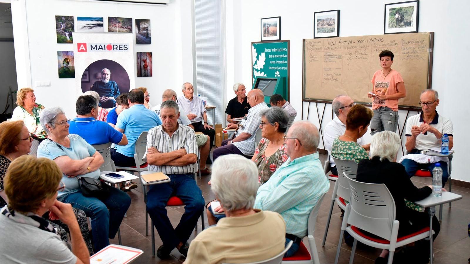 La monitora del taller de memoria, Ana Canal -de pie-, organizó a los asistentes en pequeños grupos.