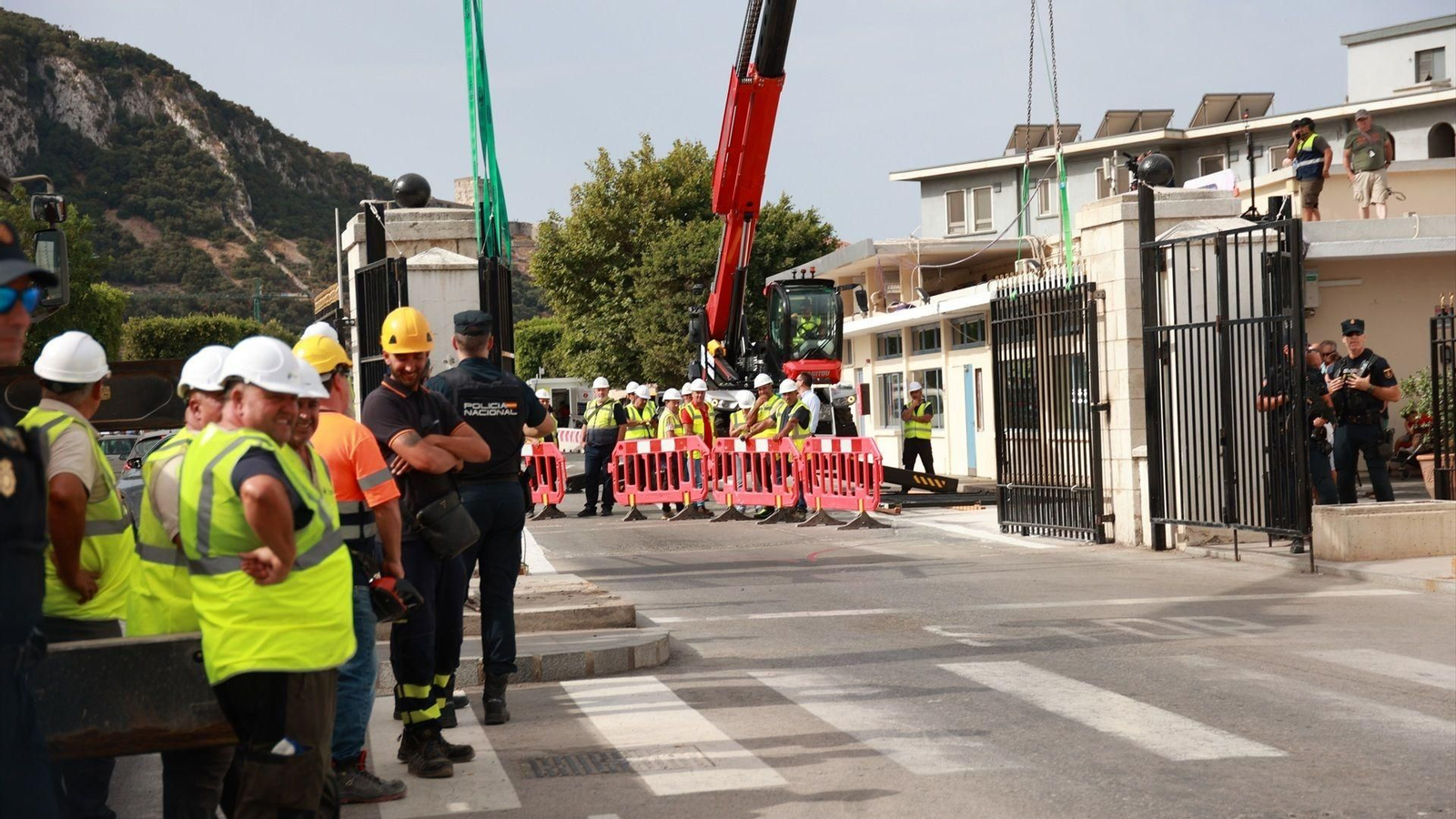 Acto oficial de demolición de la Verja de Gibraltar este miércoles.