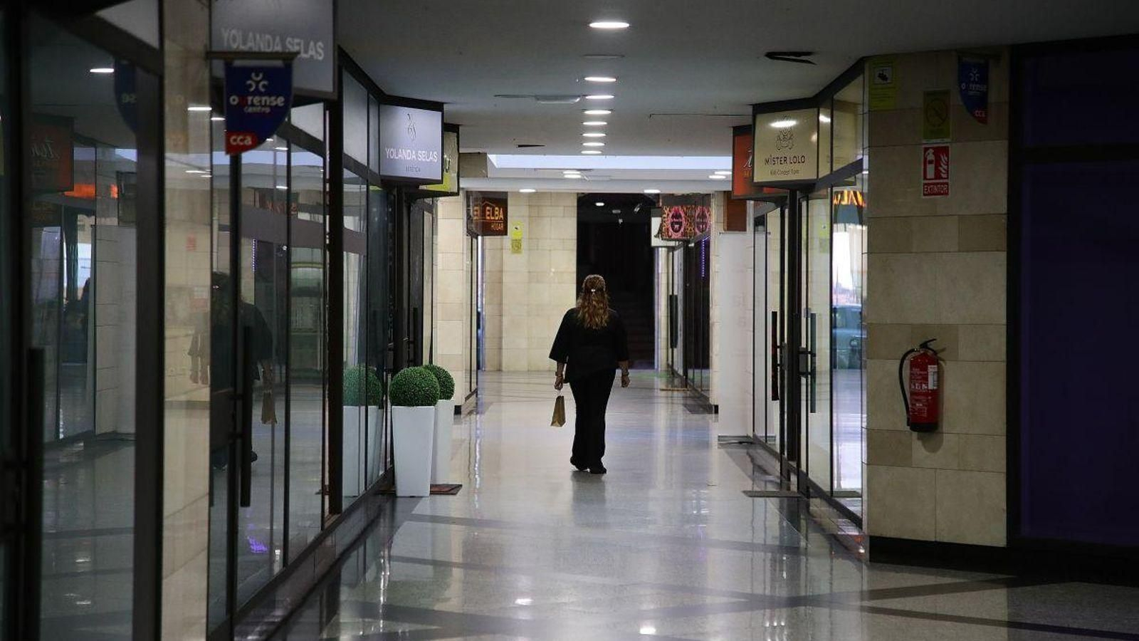 Una cliente atraviesa unas vacías galerías Xesta