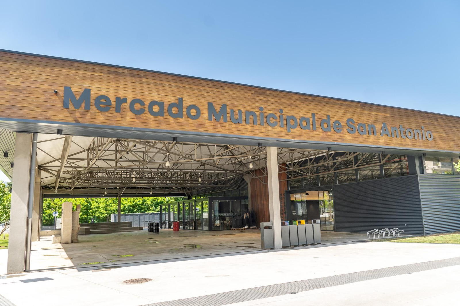 Imagen de la entrada del Mercado Municipal de San Antonio, en Tui.