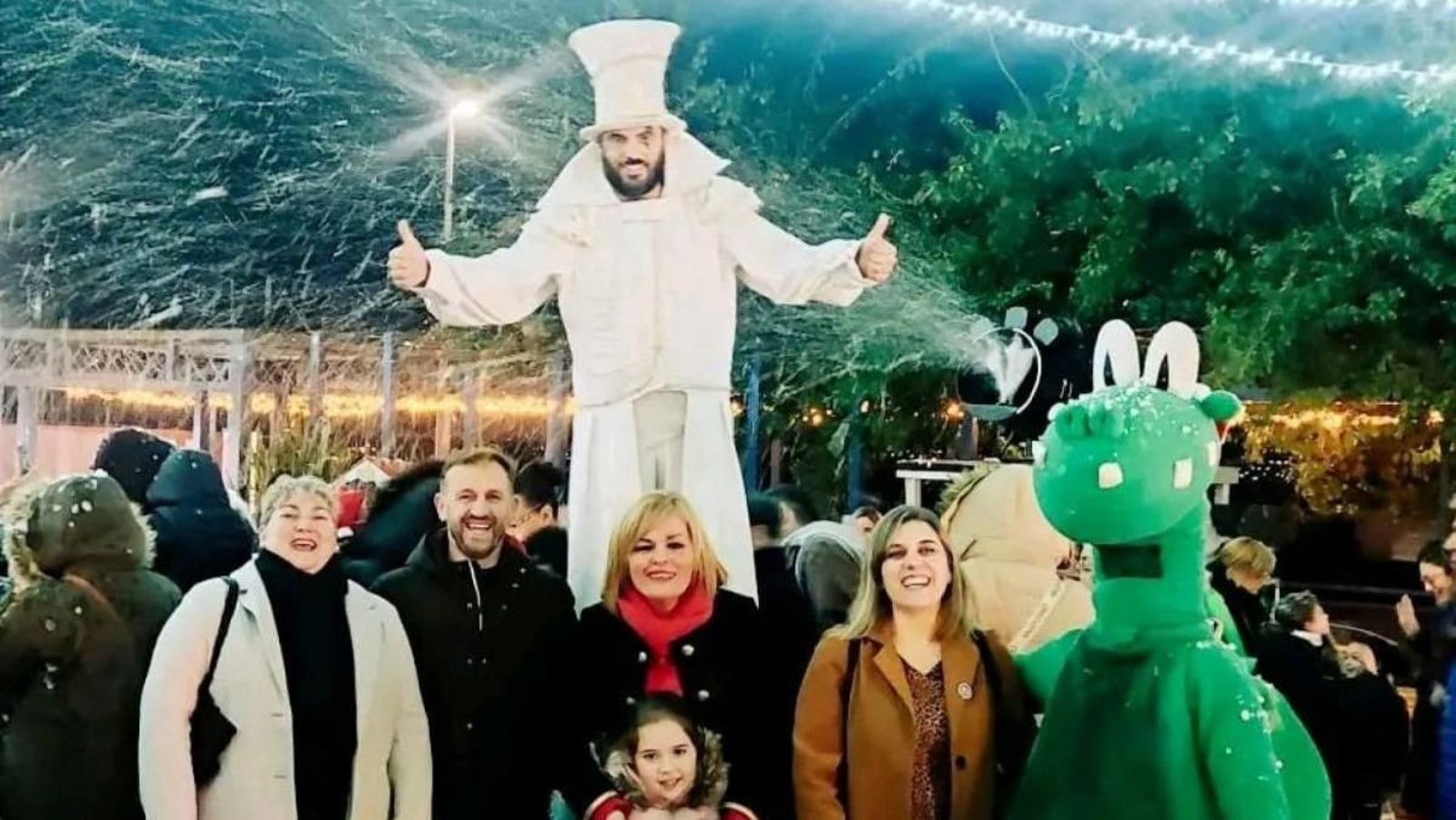 La alcaldesa, Digna Rivas, con la Coca Simona, Pablo Méndez y concejales.