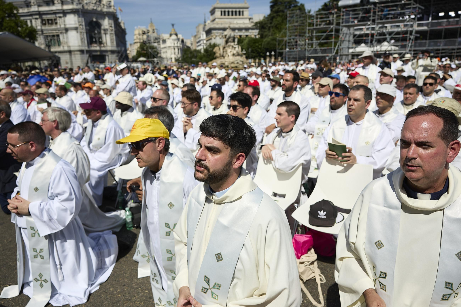 Galería | Multitudinaria misa y procesión del Corpus en Madrid con el papa León XIV