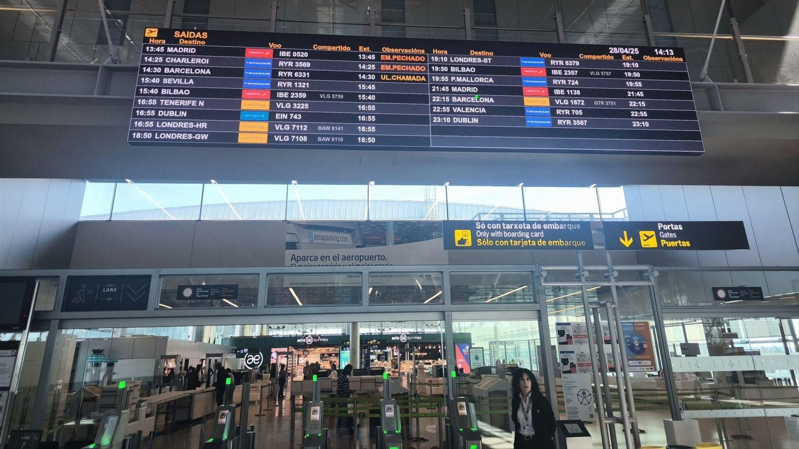 Imagen de archivo de uno de los paneles del aeropuerto de Lavacolla en Santiago de Compostela.