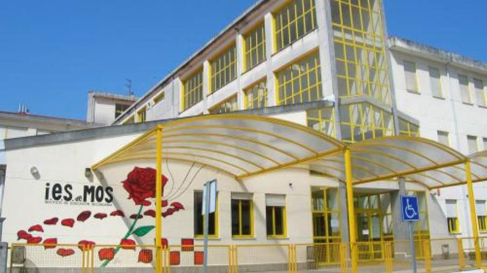 El instituto de Mos cuenta con unos 700 alumnos y está en la zona de Petelos.