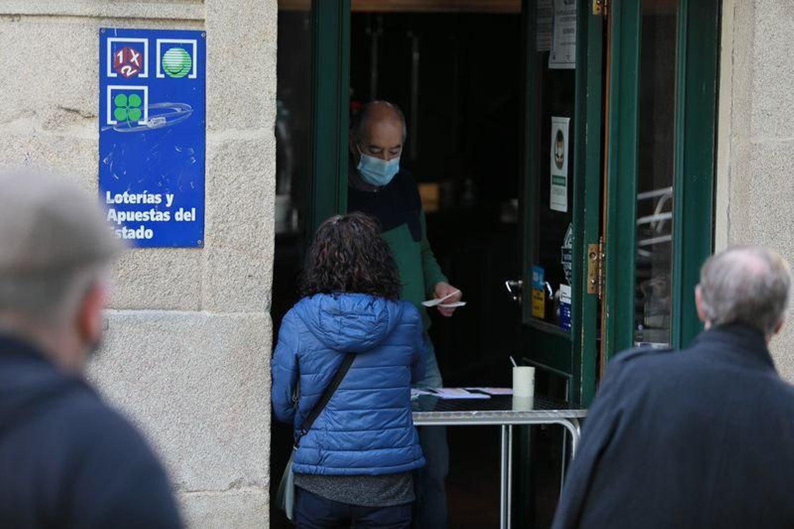 Clientela de un bar de la rúa Bailén hace cola para recoger un café, ayer por la mañana (JOSÉ PAZ).
