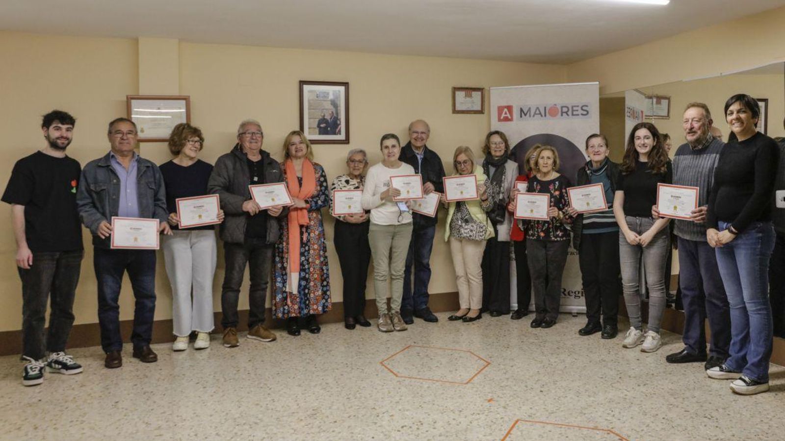 Alumnos del grupo de mañana, con los diplomas que acreditan su fomación en capacitación digital.
