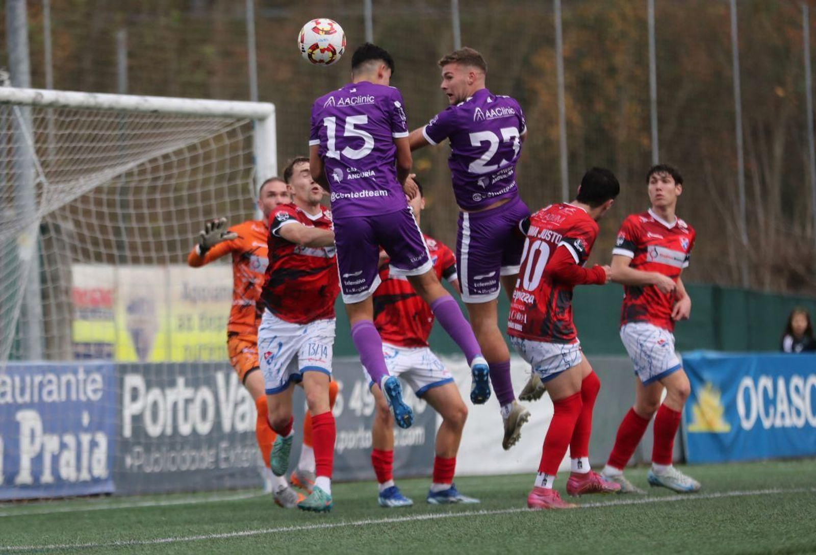 Los pontinos Nico González e Isra Trigás intentan rematar un córner ante la defensa del Barco.