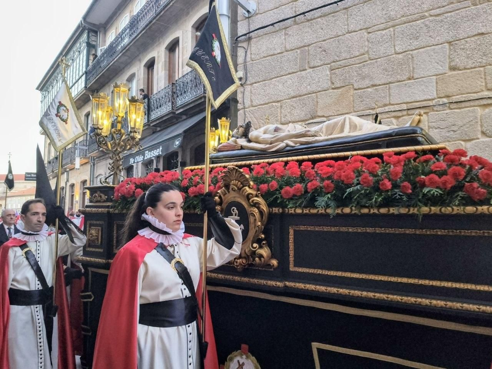 Galería | Emotiva procesión General del Santo Entierro en Pontevedra