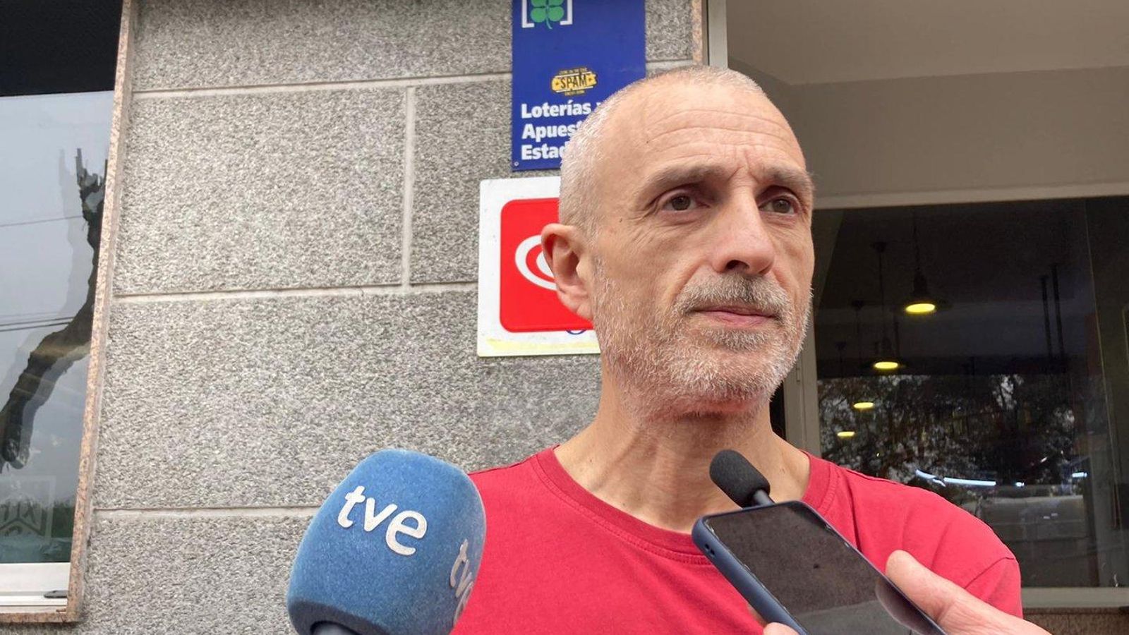 Benito López comparece ante los medios tras conocer la feliz noticia: ha vendido, por lo menos un décimo, del primer premio del Sorteo del Niño (Miguel Ángel).