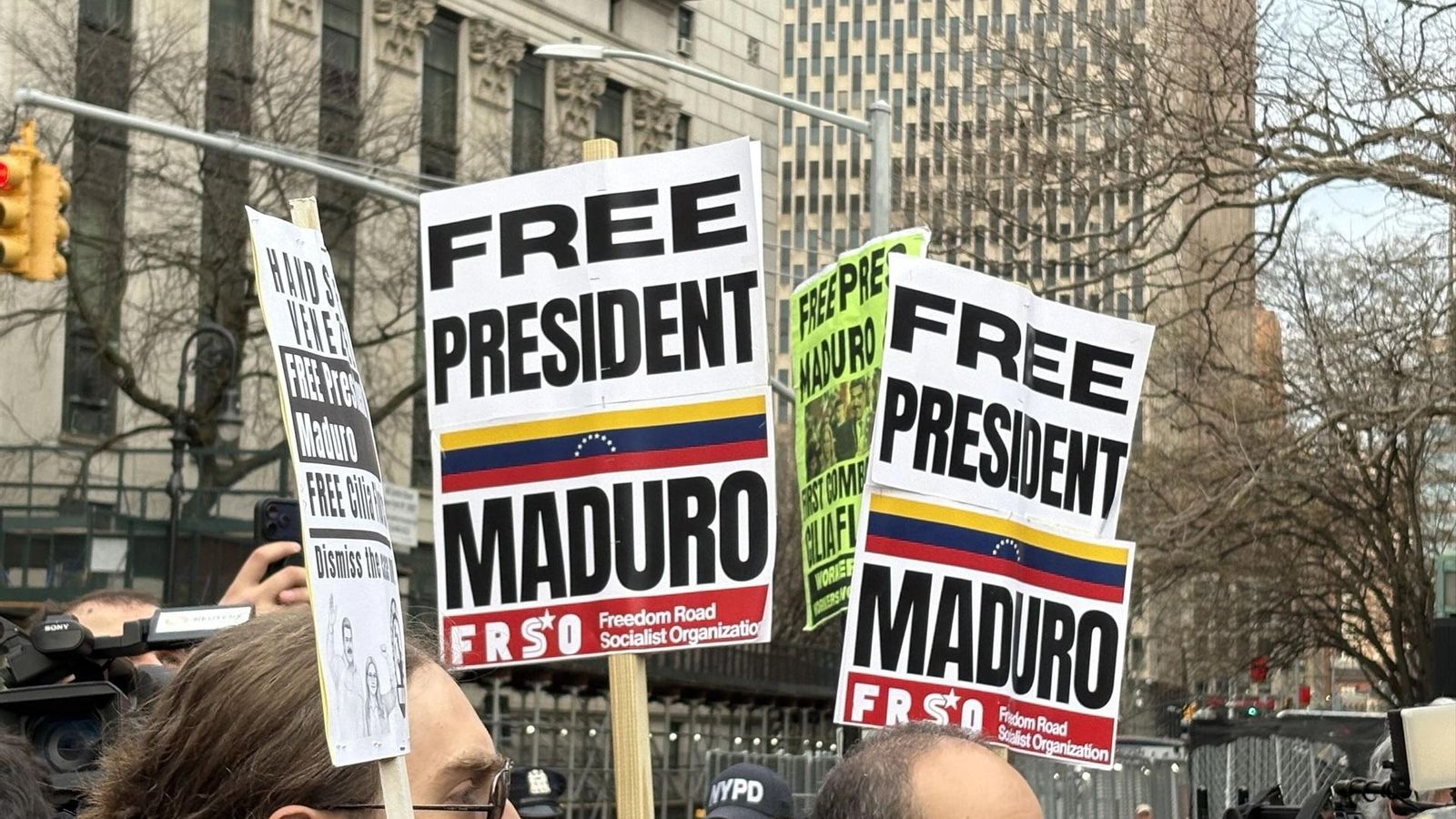 Protestas a favor de Nicolás Maduro en el exterior del juzgado de Nueva York