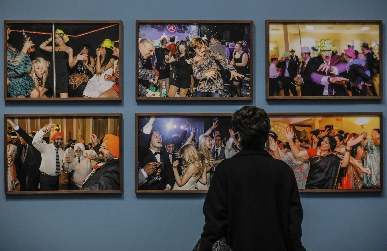 Una mujer observa una de las 400 imágenes del reportero de la agencia Magnum Martin Parr que se exhiben en el Centro del Carmen de Valencia.