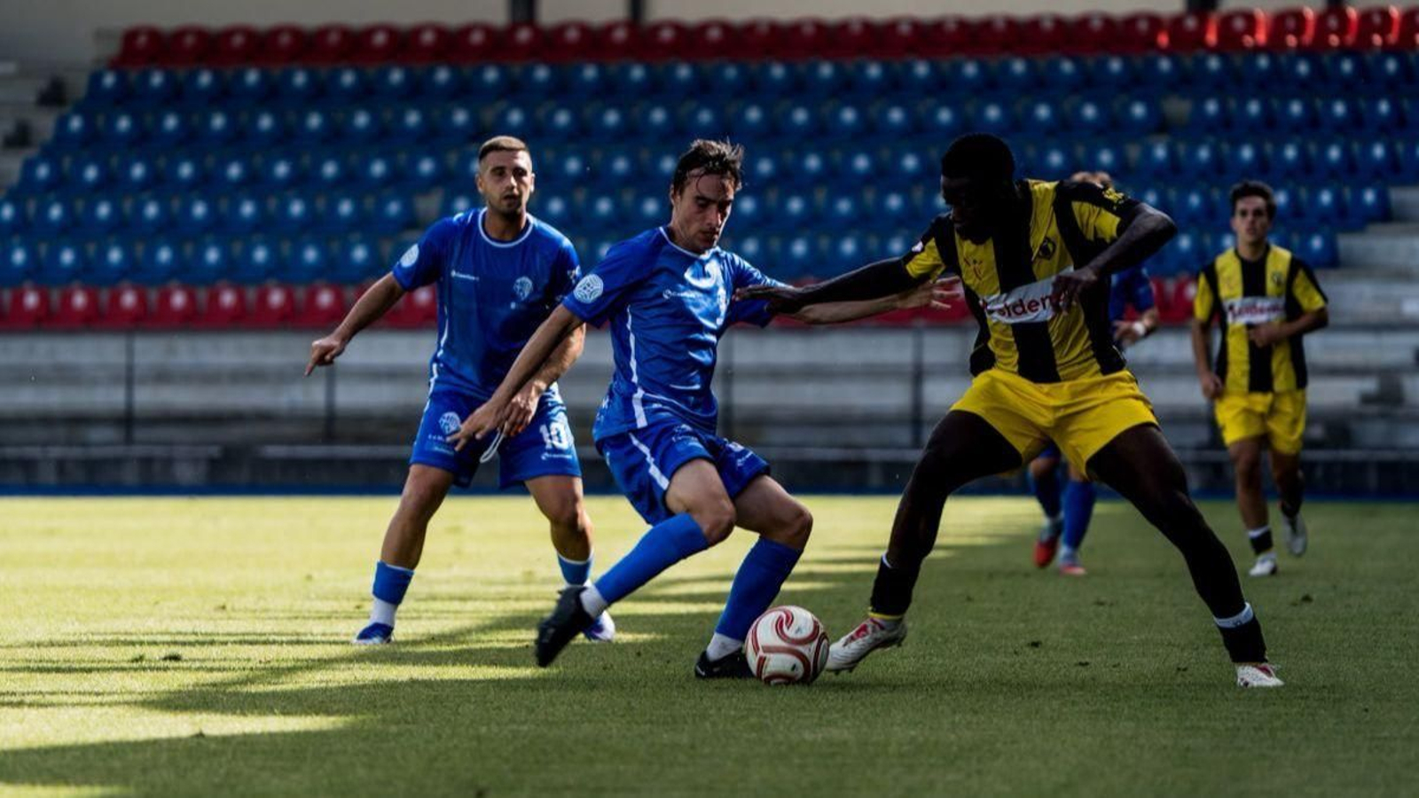 Álex Lorenzo, centrocampista del Ourense CF, en una disputa con un rival.