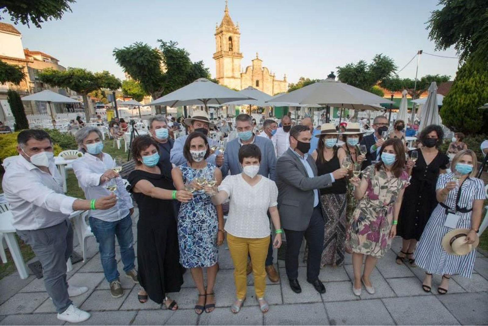 El brindis inaugural, en el que participaron el viernes pasado la alcaldesa y los bodegueros.