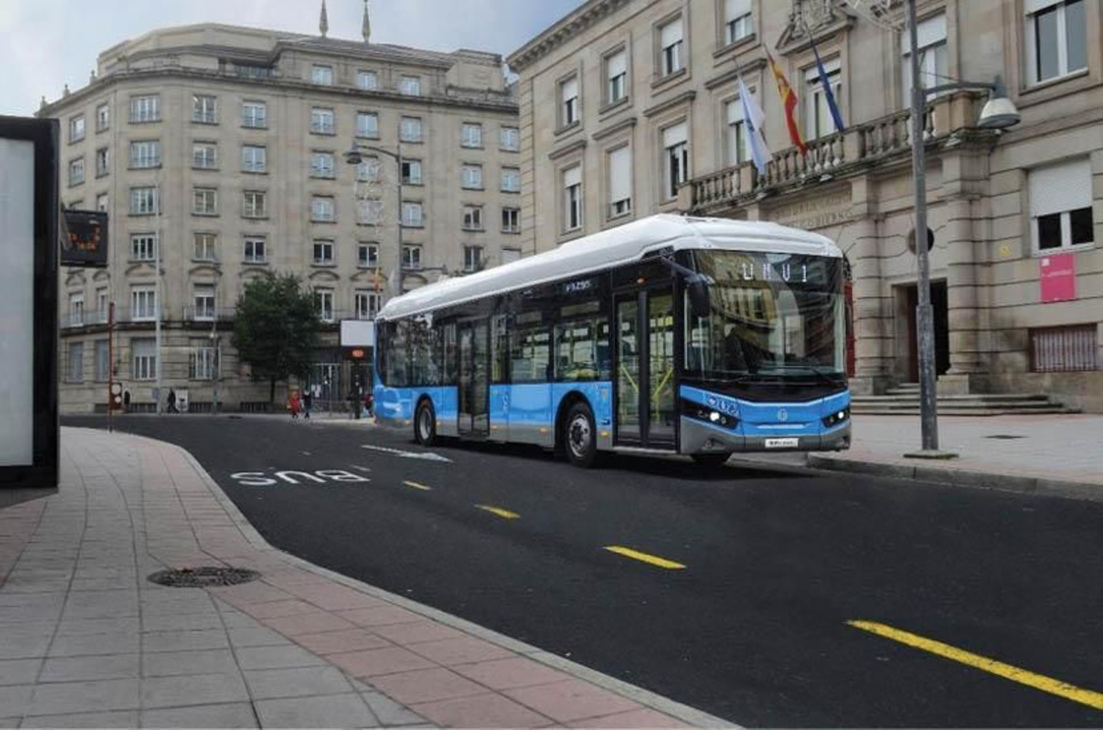 El bus urbano C21 puede ser eléctrico y es otra apuesta de la carrocera, aquí en pruebas por el centro de Ourense.