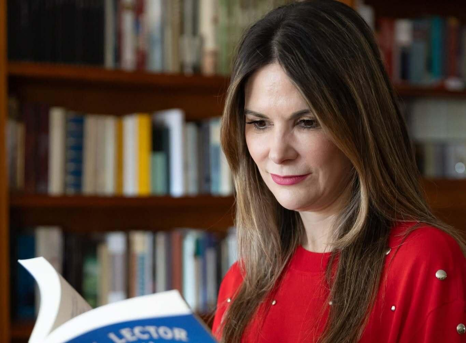 Susana Vidal releyendo las páginas de su libro