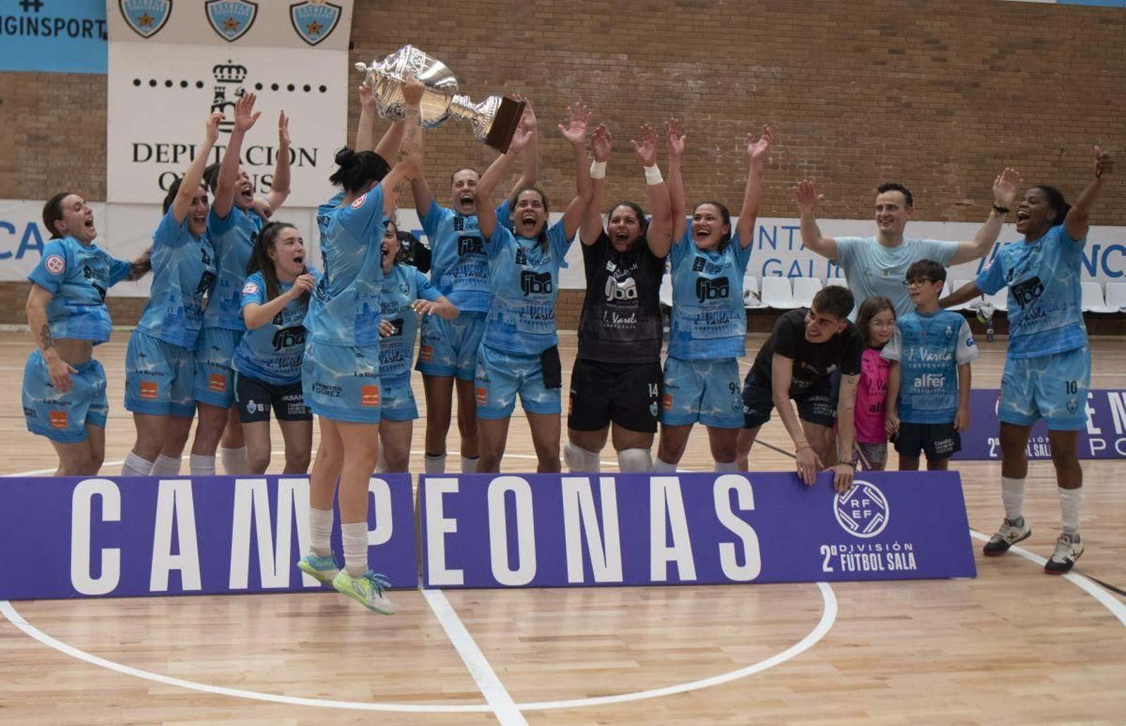 Las jugadoras del Estrela Cortegada celebran en el Pabellón Municipal Marta Míguez el ascenso a Primera División tras superar al Linyola.