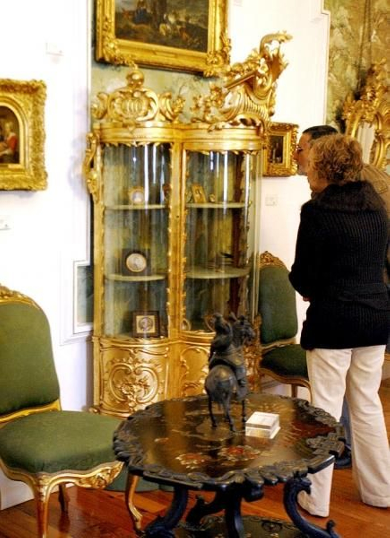 La sala estilo francés muestra la decoración rococó del pazo. foto: nuria perez.