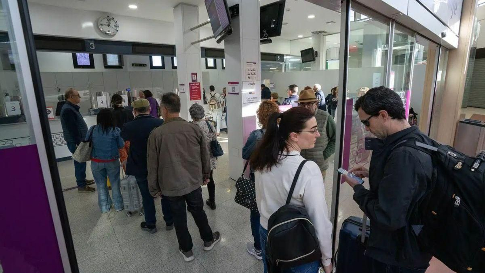 Viajeros en una estación de tren española.