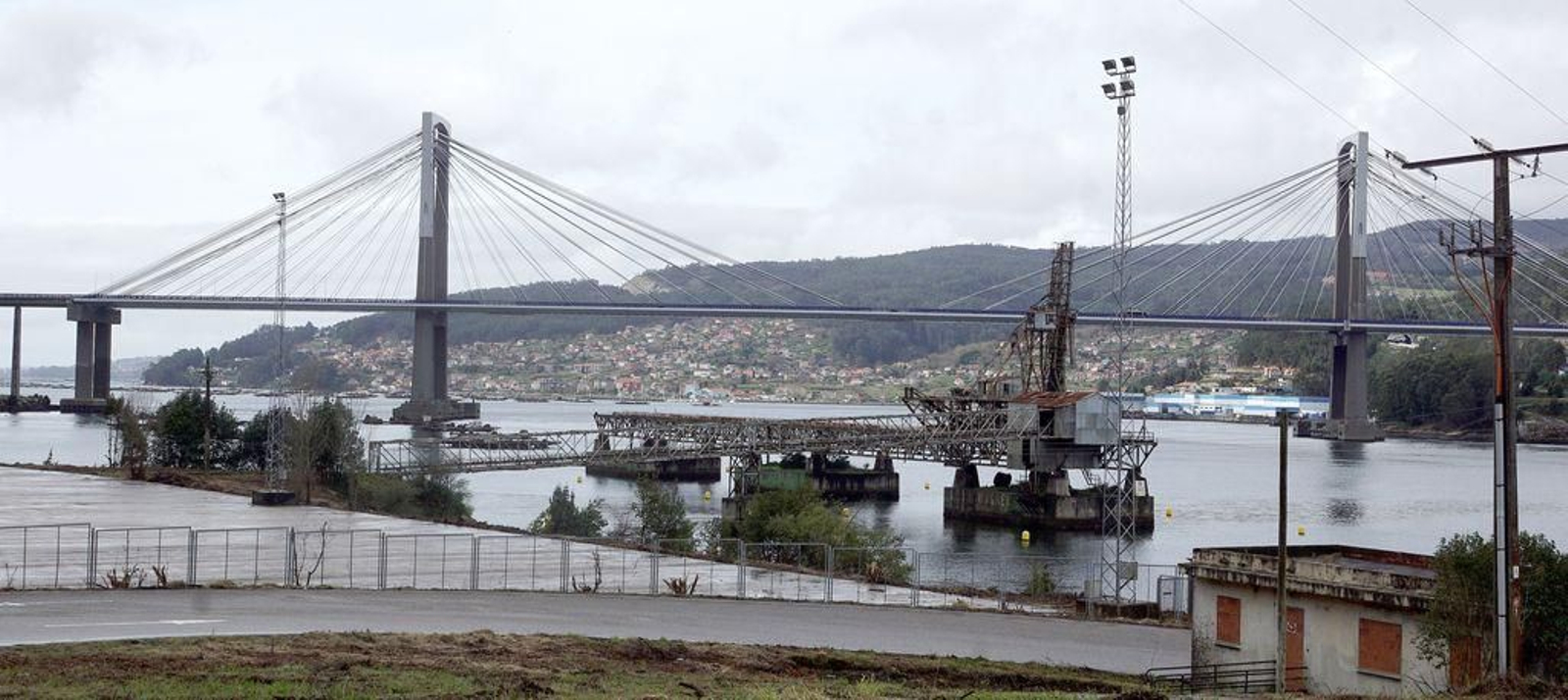 El cargadero de mineral de Rande, cerrado desde hace 40 años, espera una decisión sobre su demolicíon.