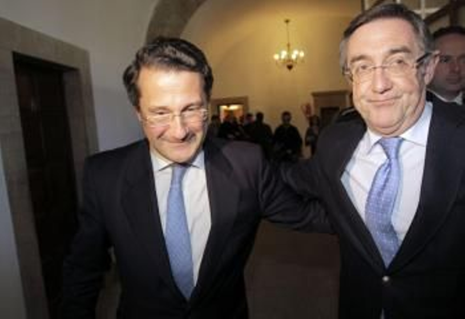 El alcalde de Santiago, Gerardo Conde Roa (i), junto al teniente de alcalde, Ángel Currás.