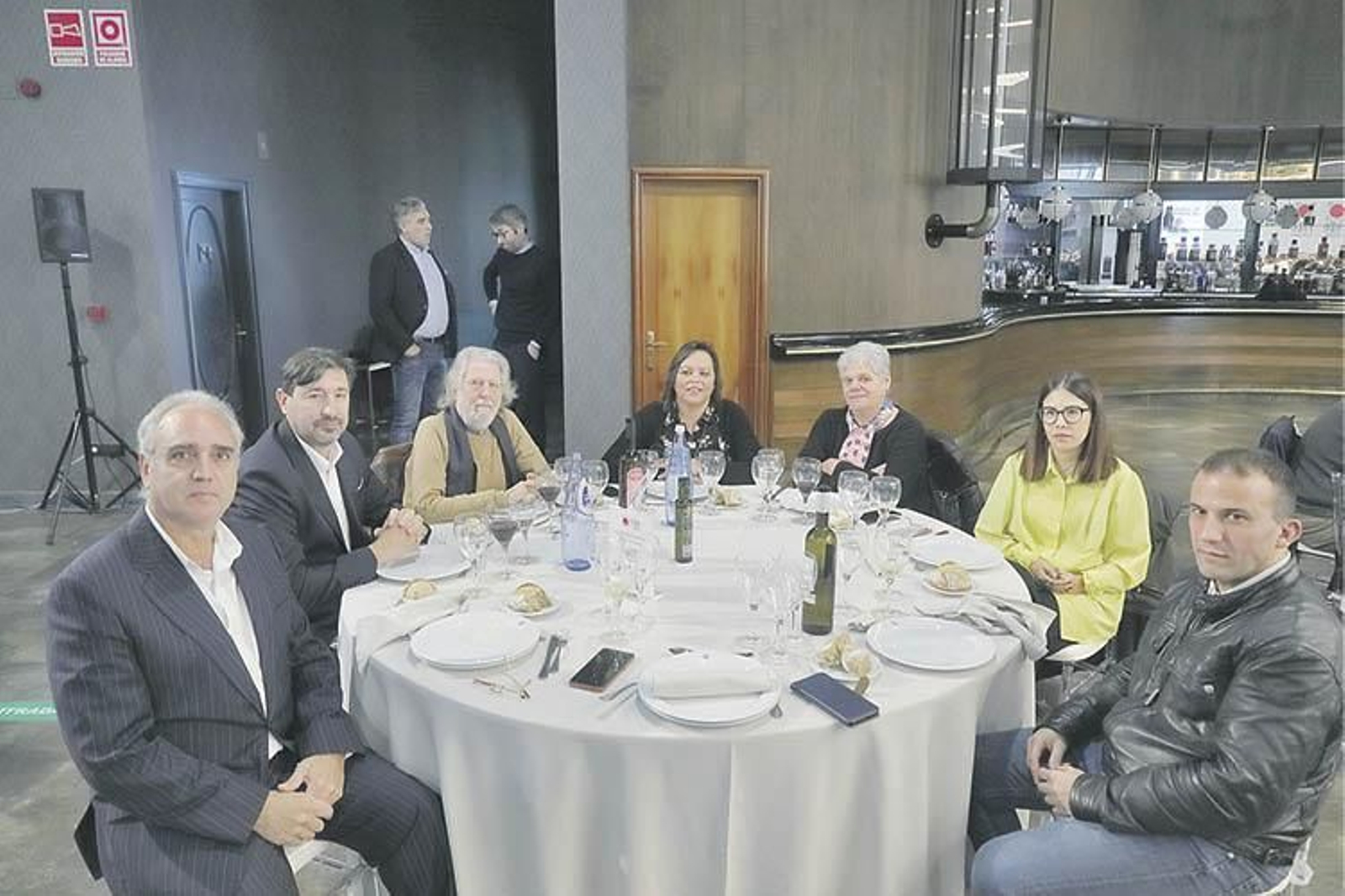 Benito Iglesias, director general de la Cooperativa Navia B. I.; Juan Capeáns, jefe de prensa de la Consellería de Promoción de Emprego e Igualdade; Xosé A. Perozo, escritor; Rosa Cabo, comercial de La Región; Pura Rodríguez, alcaldesa del Concello de Gomesende; Elisabeth Fernández, periodista de La Región, y Manuel González Iglesias, asesor técnico comercial.