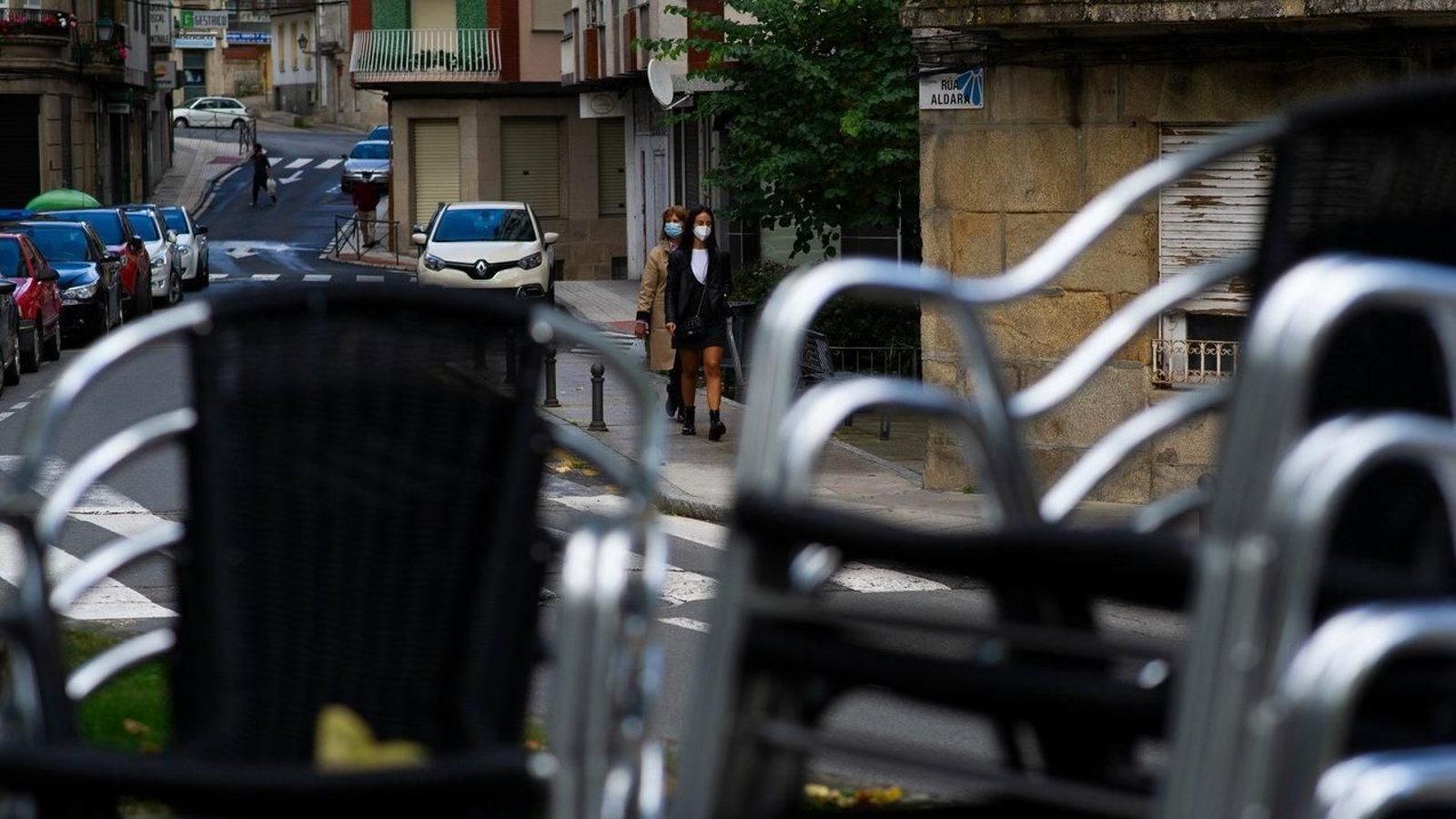 Dos personas caminan por O Carballiño. (FOTO: Martiño Pinal)