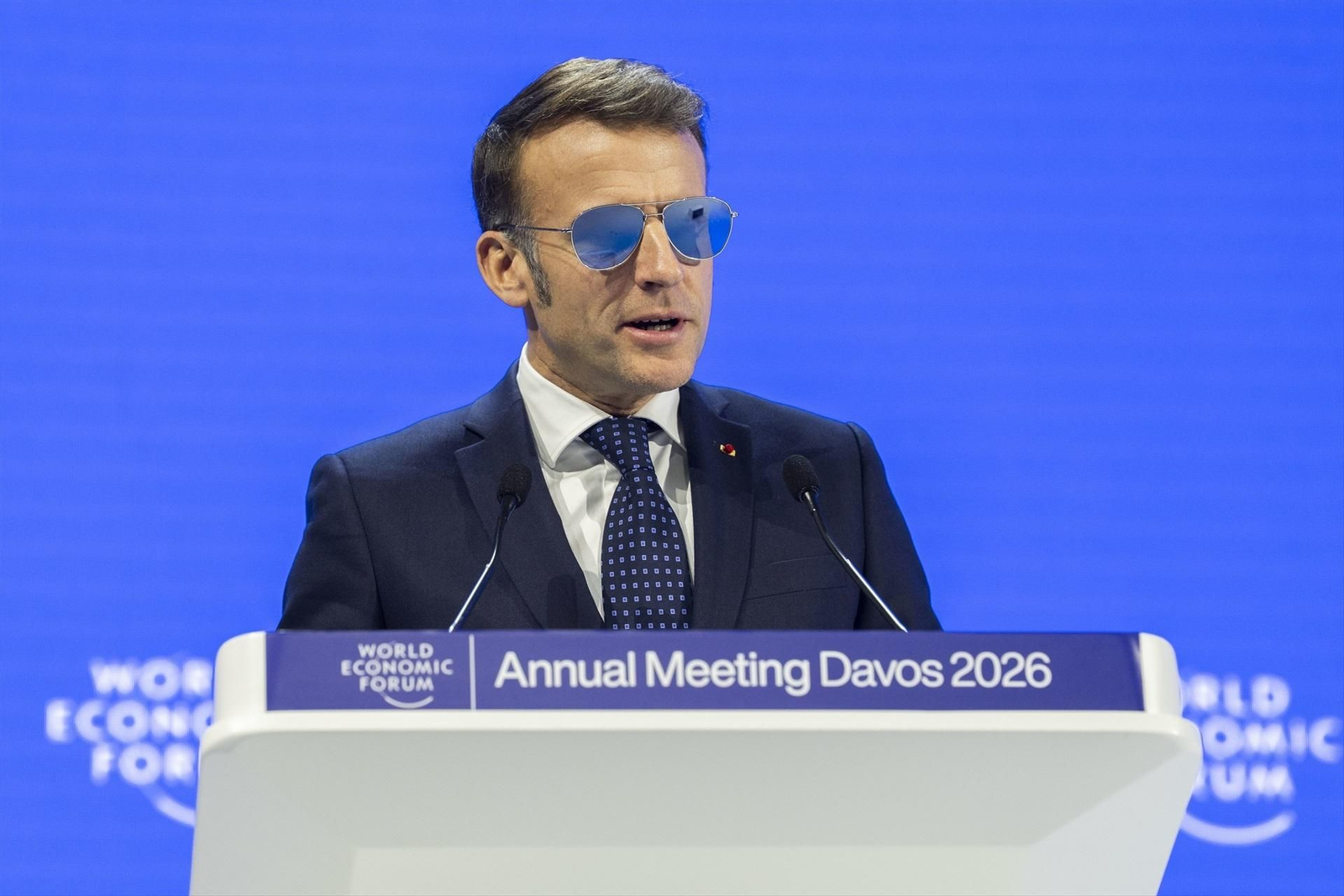 Macron, con gafas de sol en Davos por un problema ocular