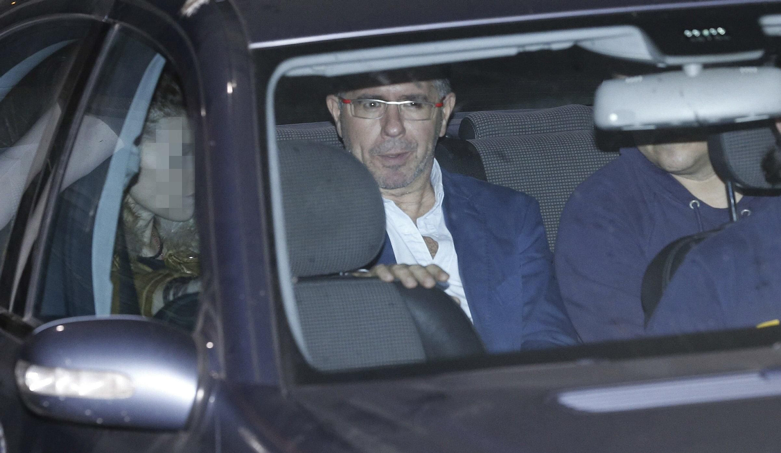 Granados, saliendo en la madrugada de ayer de la Audiencia Nacional en un vehículo policial.