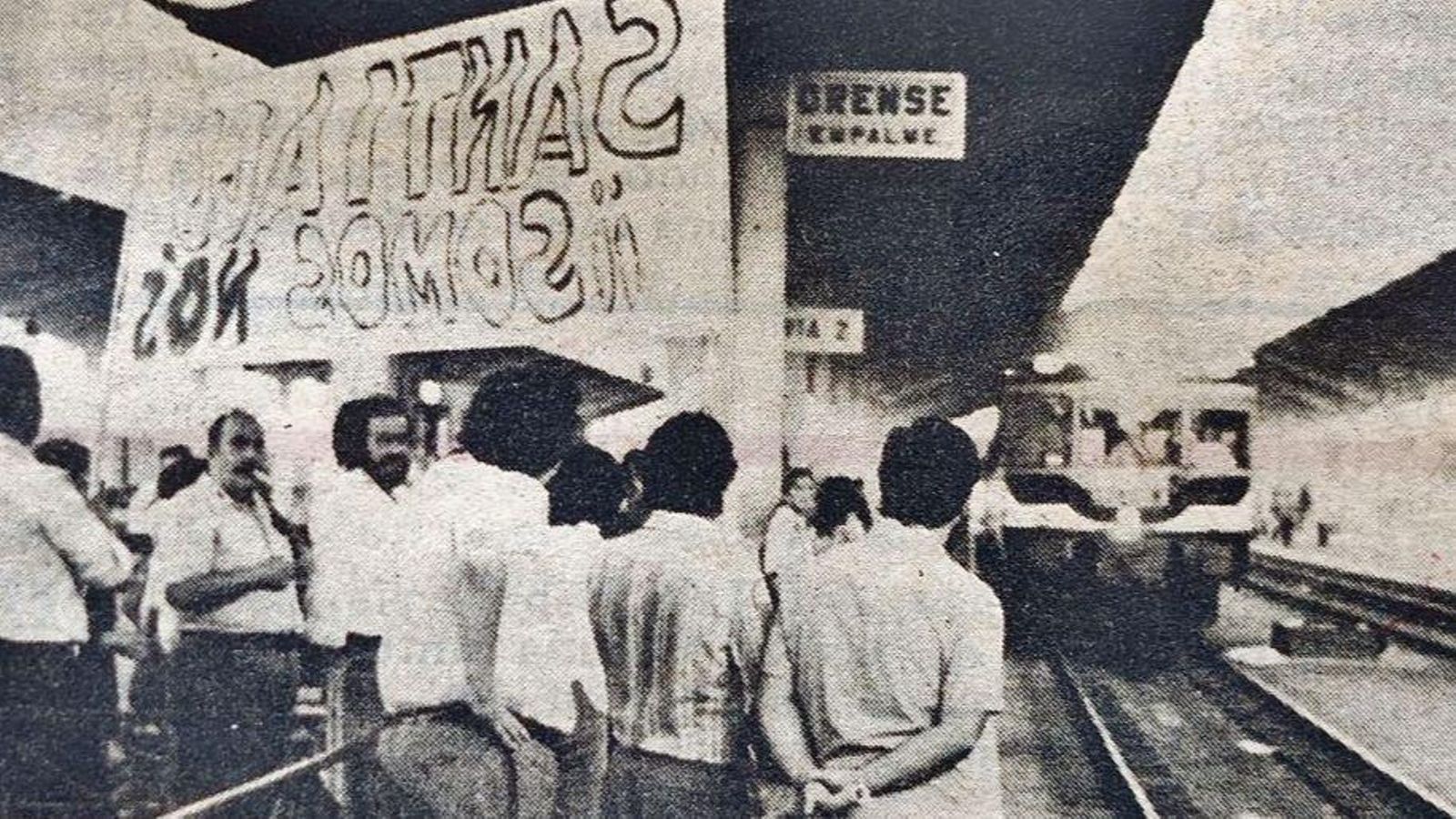 Los simpatizantes de Santiago Álvarez esperando en vano en la Estación.