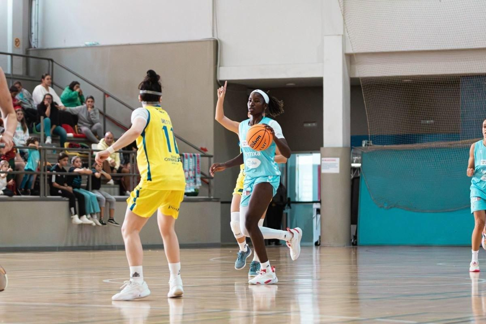 Maimouna Haidara, con el balón, en el partido que enfrentó ayer a célticas y canarias en Pontevedra.
