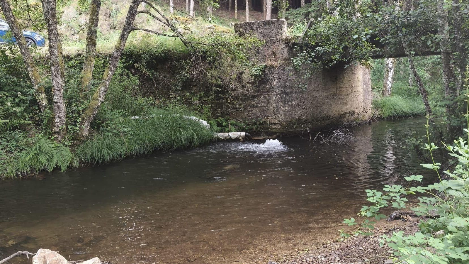 Bomba de agua en el río Mente, en O Riós, a la espera de ser reemplazada.
