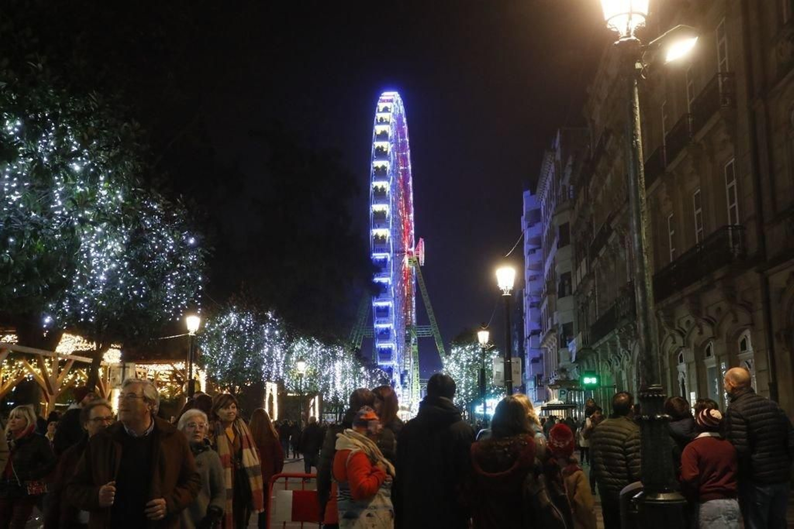 Los turistas invaden Vigo en el Puente52