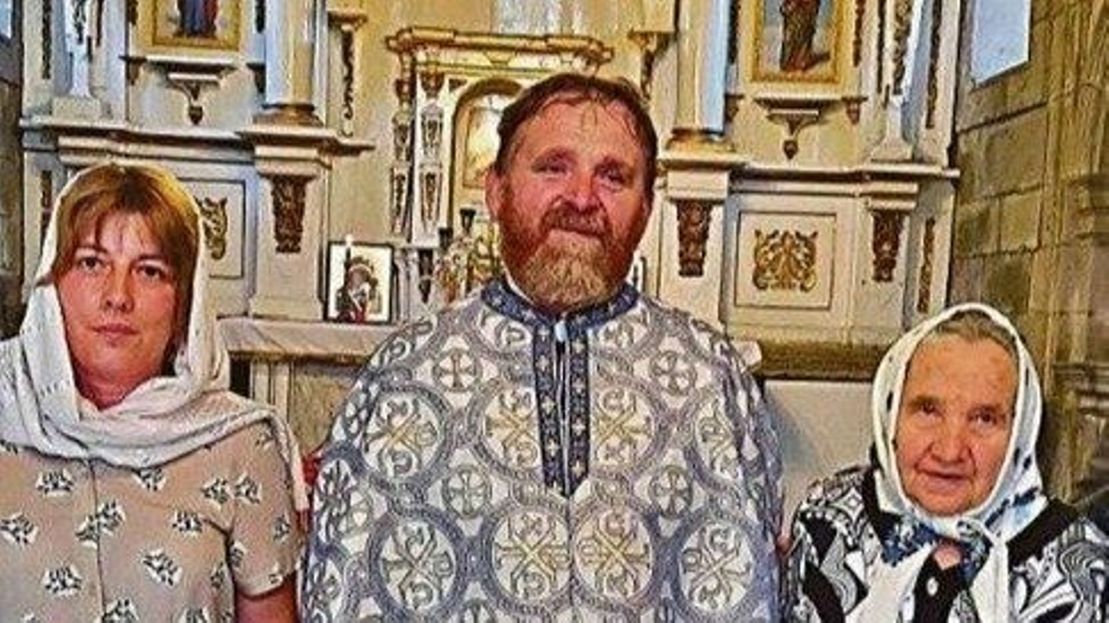 El ucraniano Padre Basile, con su madre y esposa en la iglesia de Vigo.